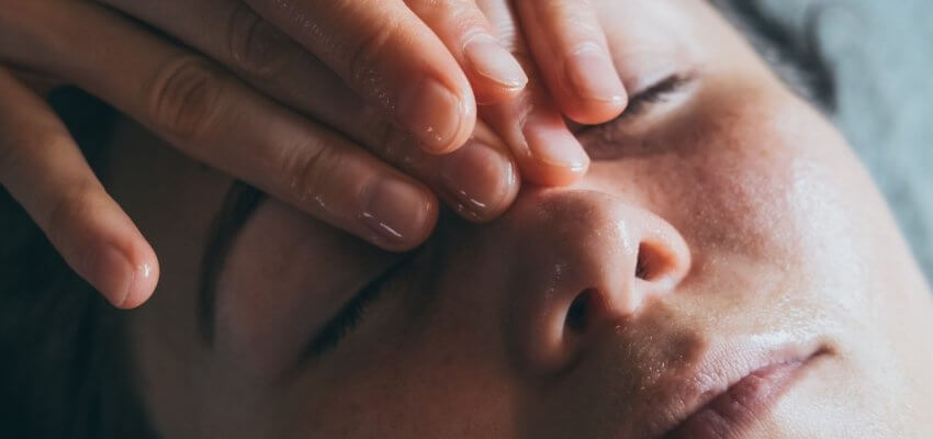 jak wykonać masaż twarzy olejem