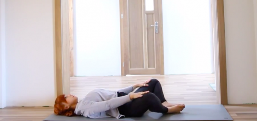 joga podczas menstruacji Supta Konasana – Leżący kąt